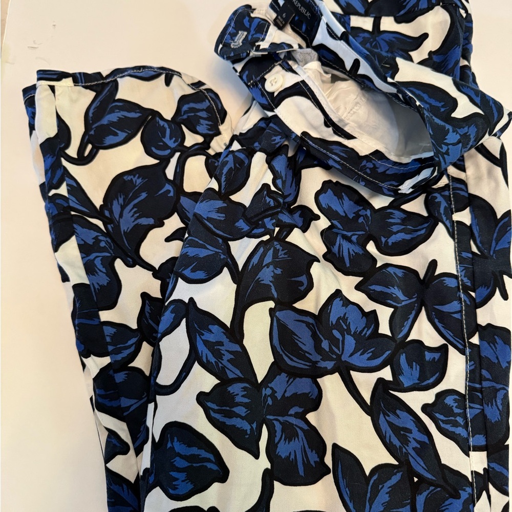 Outfit Floral Blue and White Women's pants